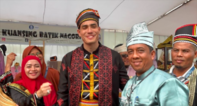 Artis Aishar Khaled asal Malaysia hadir di Festival Pacu Jalur. [Istimewa]